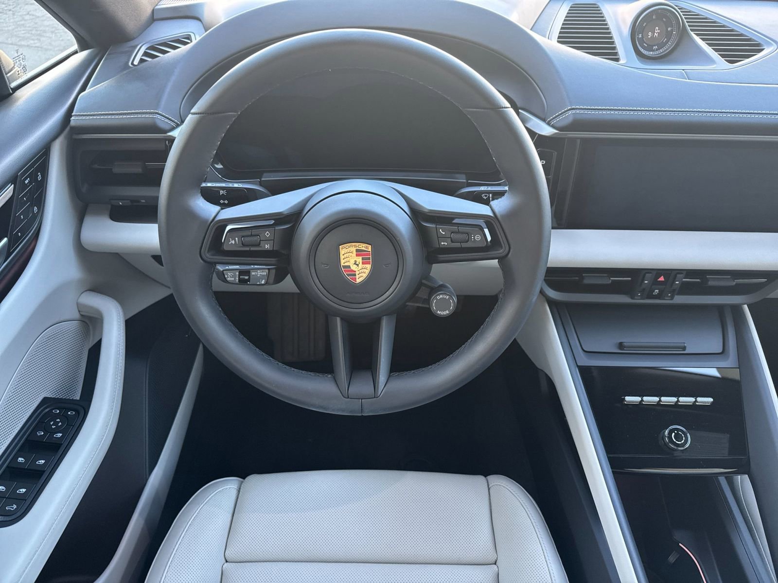 Used 2025 Porsche Macan 4 Electric image 16