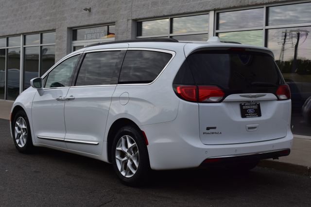Used 2017 Chrysler Pacifica Touring-L w/ Tire & Wheel Group FWD image 8