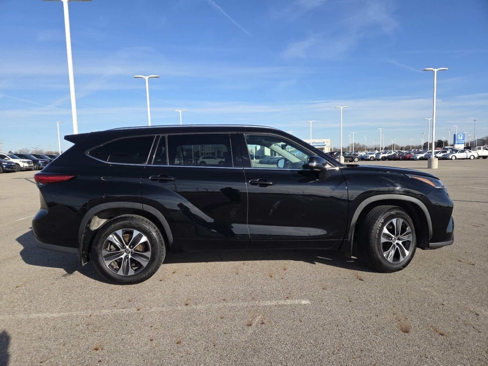 Used 2021 Toyota Highlander XLE image 18