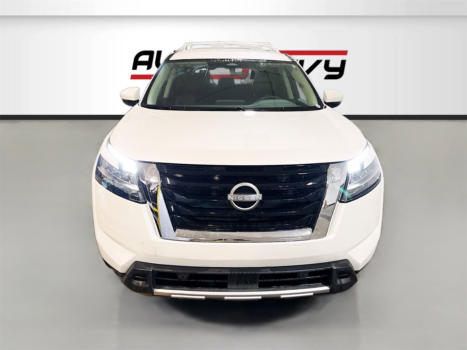 Used 2023 Nissan Pathfinder SL image 2