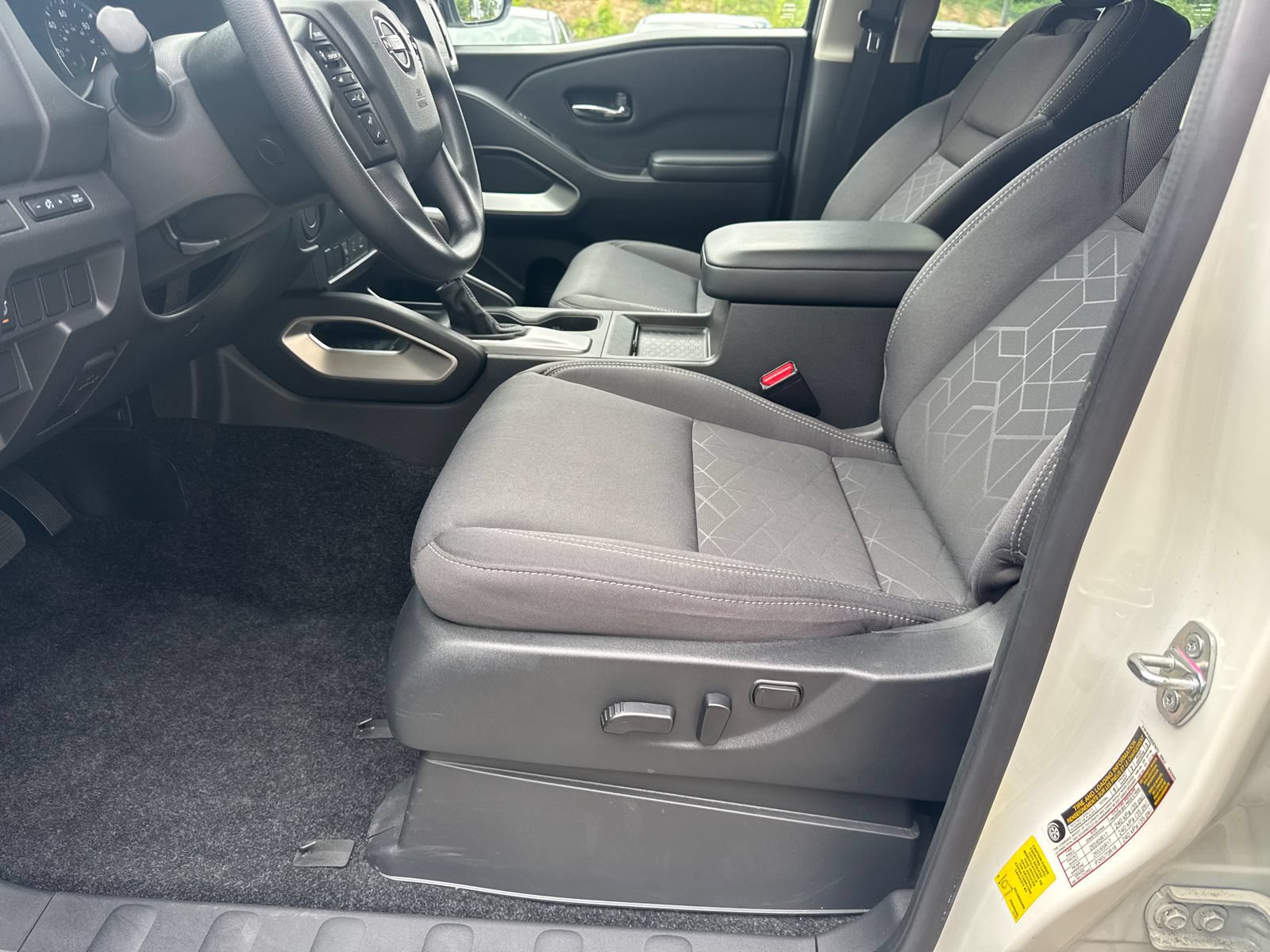 Used 2025 Nissan Frontier SV w/ Tow Package RWD image 9