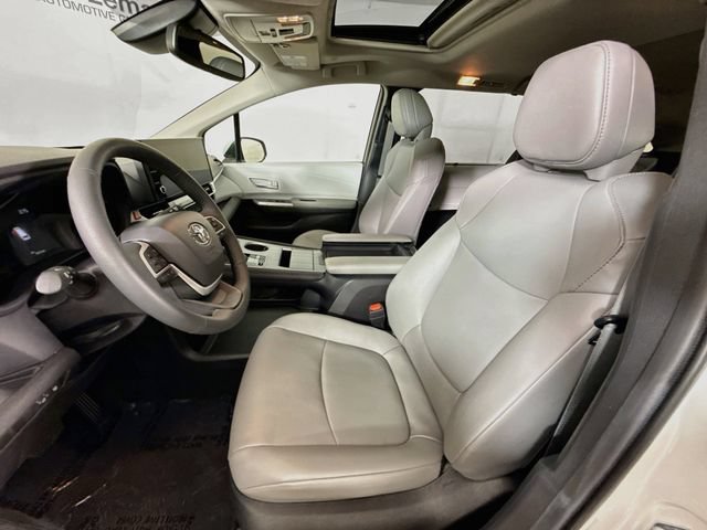 Used 2025 Toyota Sienna XLE FWD image 20