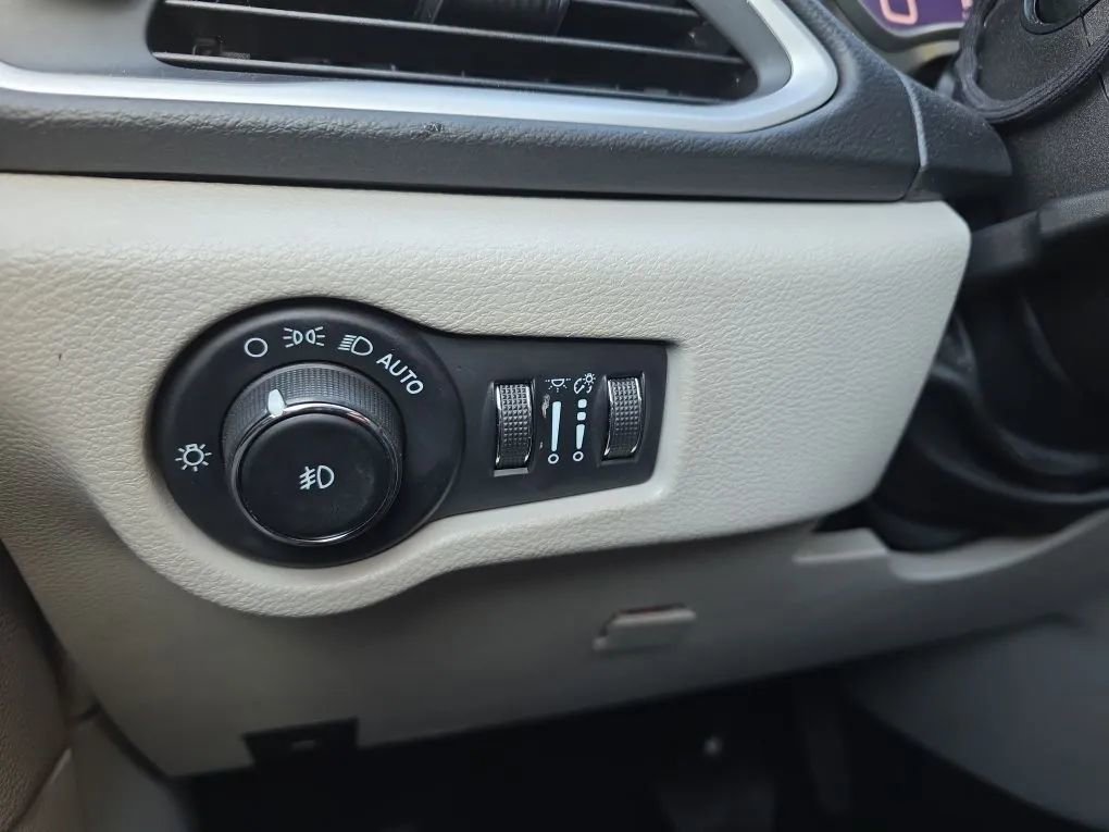 Used 2022 Chrysler Pacifica Touring-L FWD image 21
