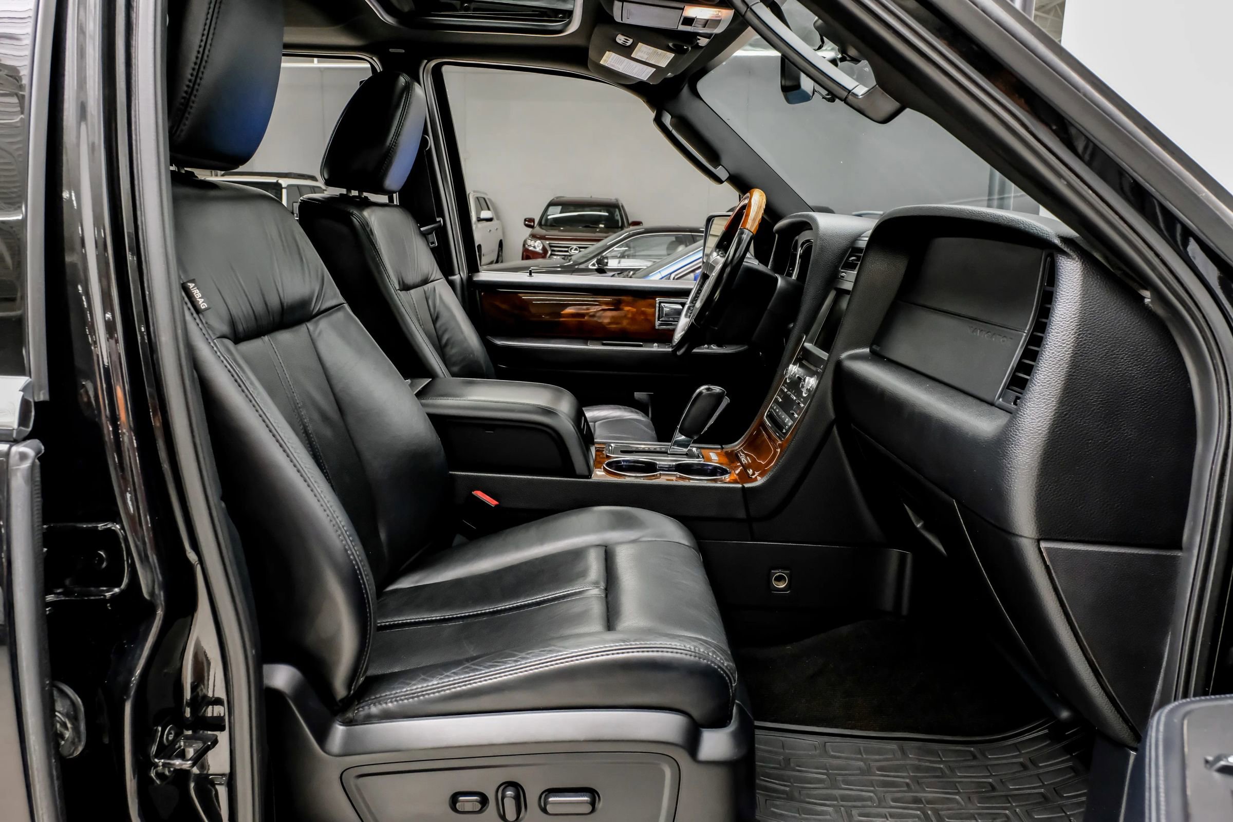 Used 2015 Lincoln Navigator 2WD image 34