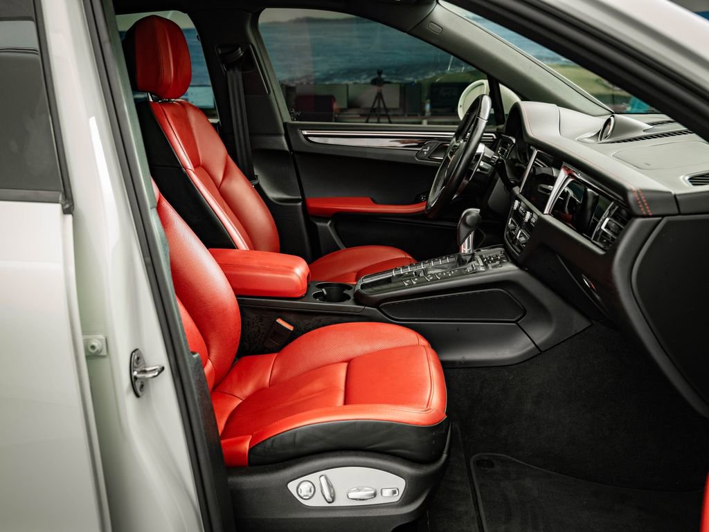 Certified 2021 Porsche Macan S AWD/4WD image 26
