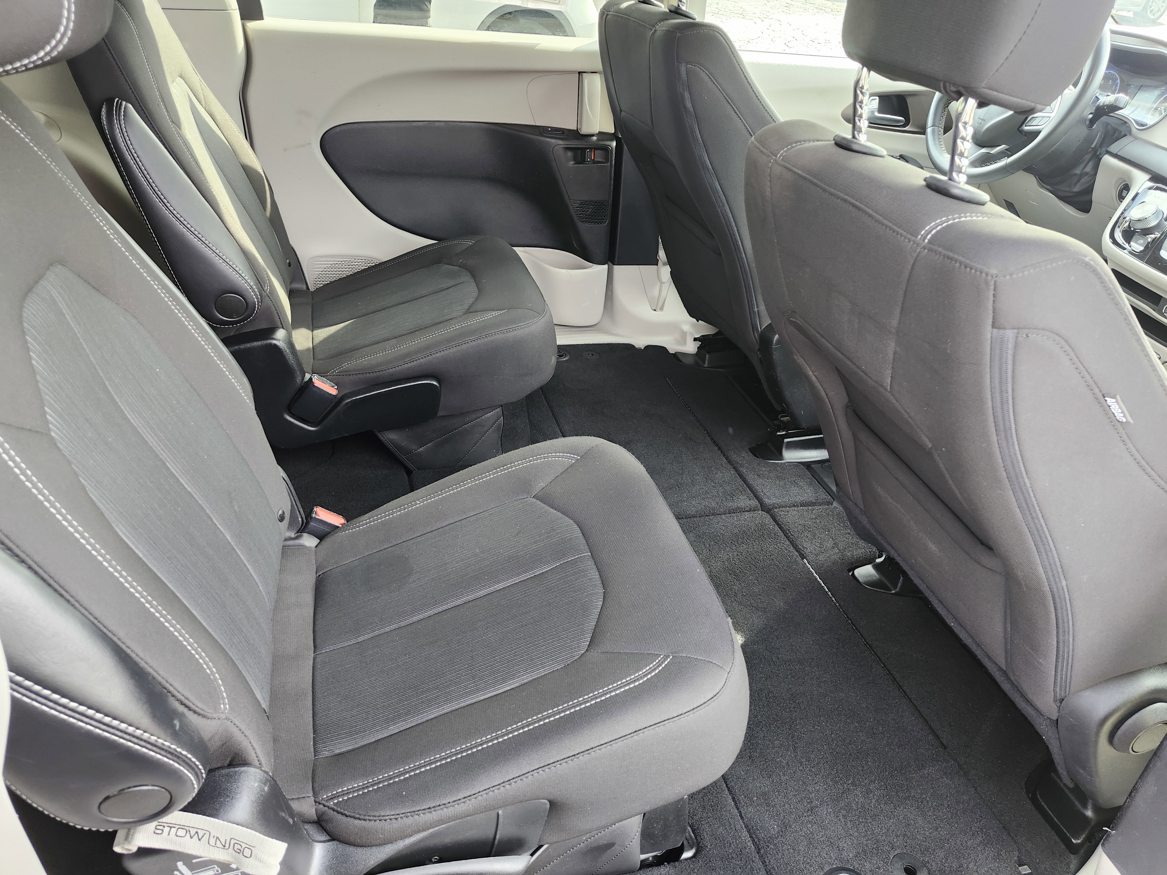 Used 2022 Chrysler Voyager LX image 14