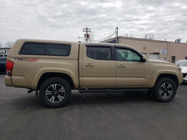 Used 2017 Toyota Tacoma TRD Sport w/ Tow Package (A/T) AWD/4WD image 2