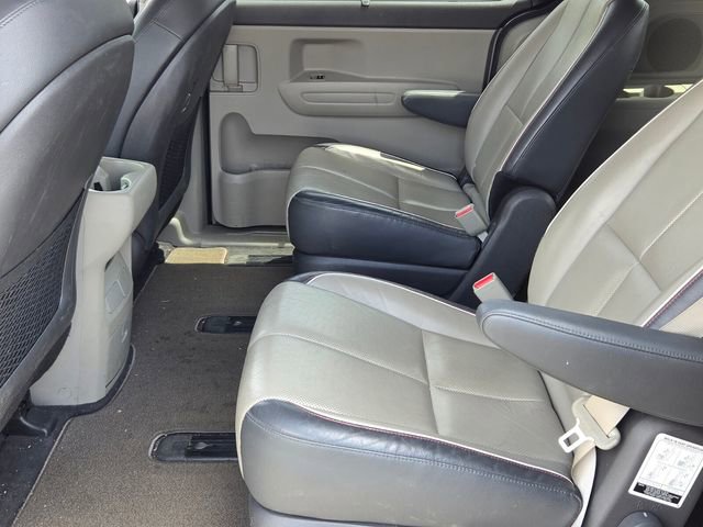 Used 2017 Kia Sedona LX w/ LX Essentials Premium Package FWD image 11
