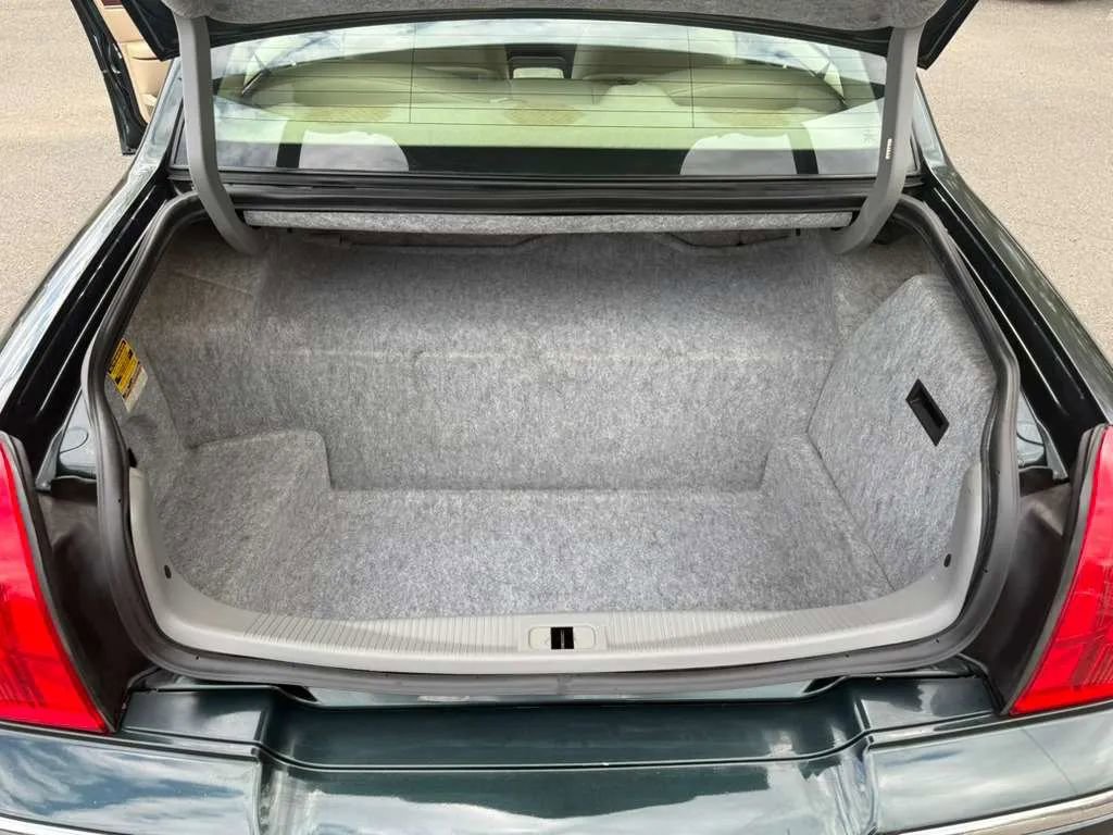 Used 2003 Lincoln Town Car Executive RWD image 19