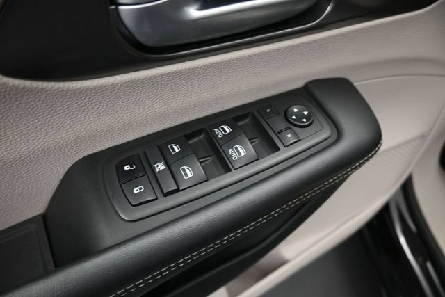 Used 2024 Chrysler Pacifica Limited FWD image 13