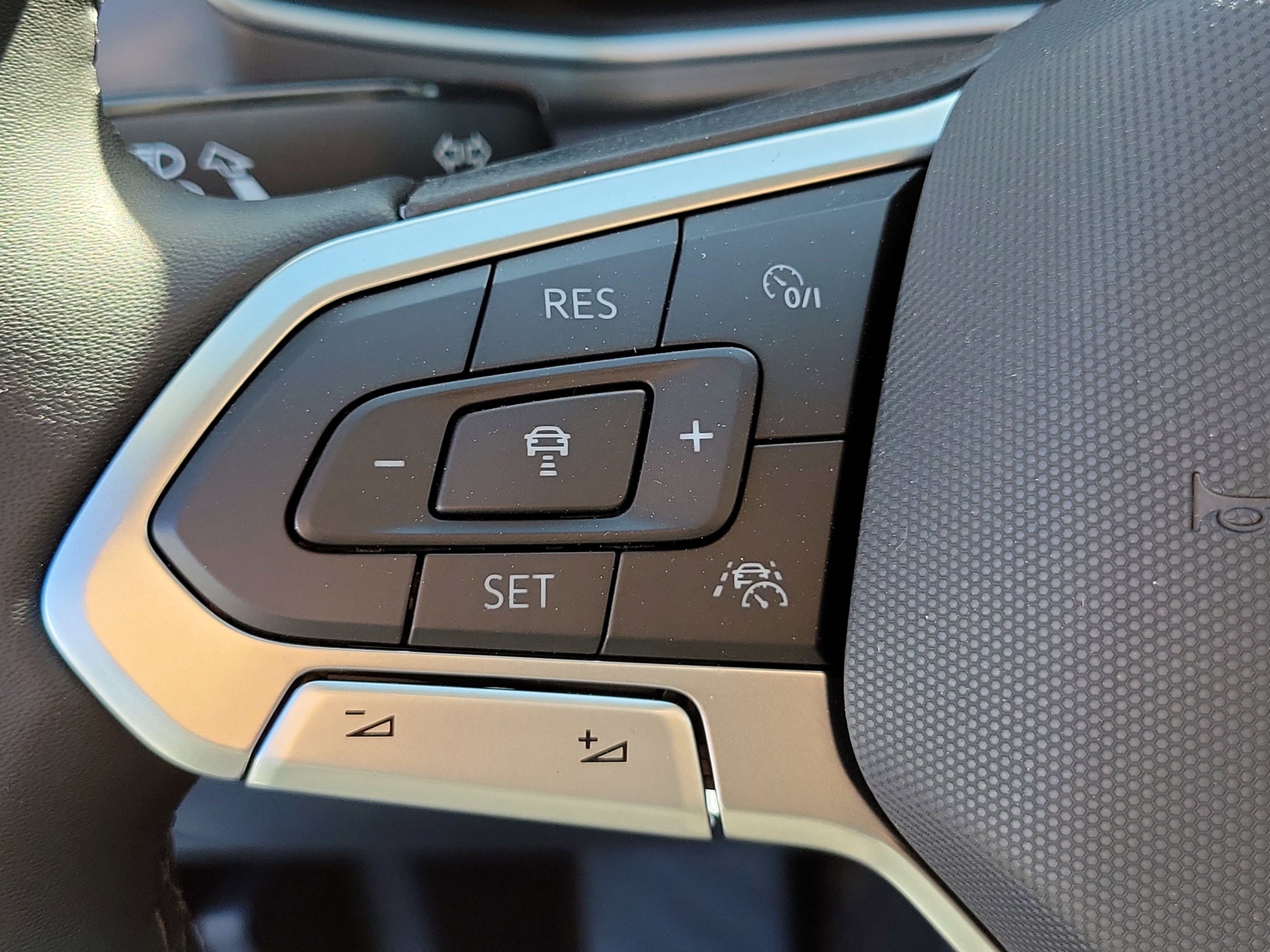 New 2026 Volkswagen Taos SE FWD image 24