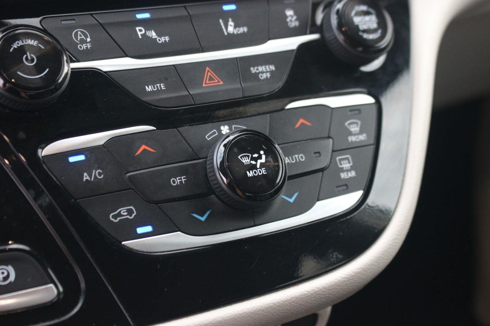 Used 2024 Chrysler Pacifica Touring-L FWD image 25