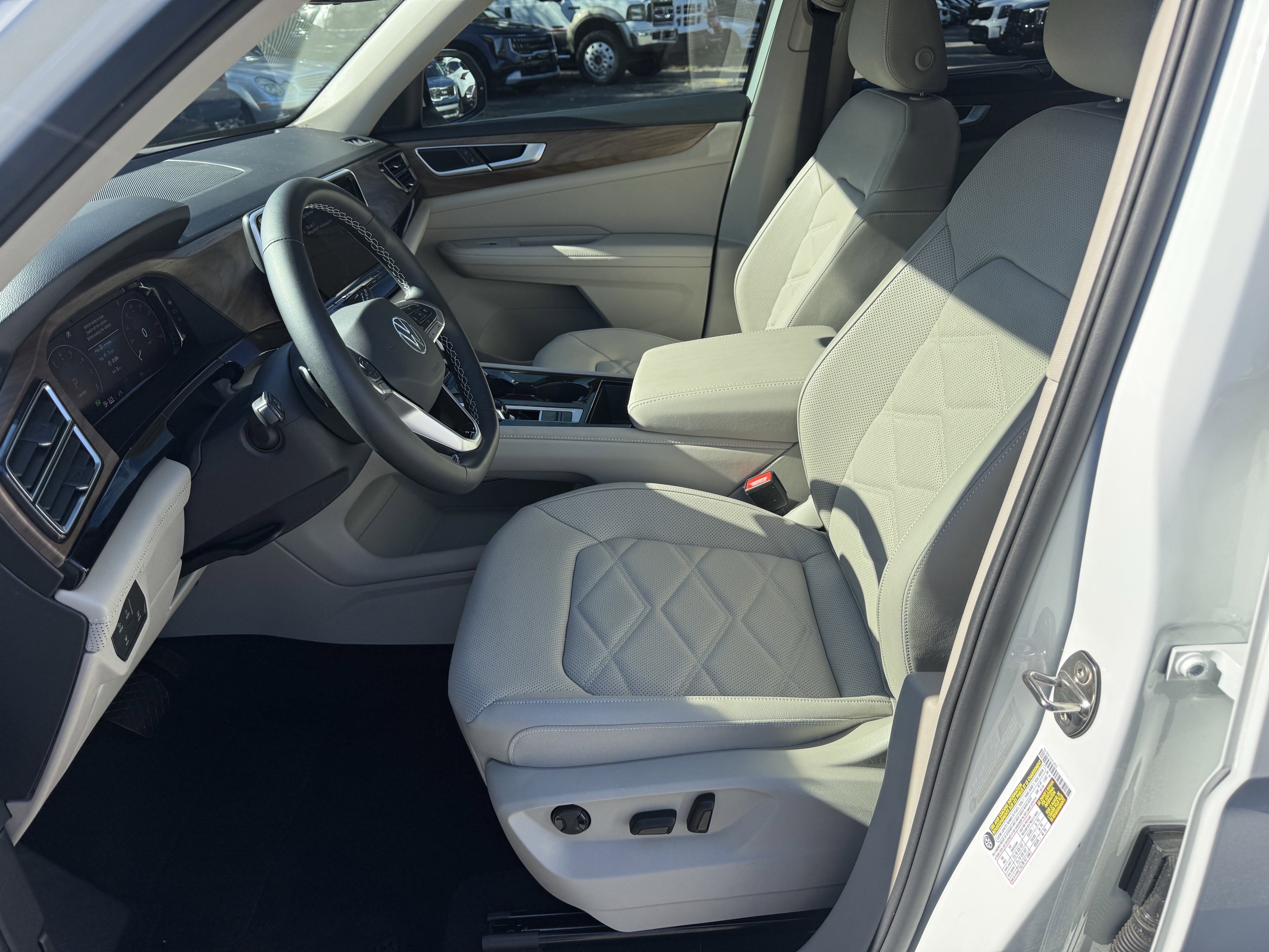 Used 2025 Volkswagen Atlas SE image 9