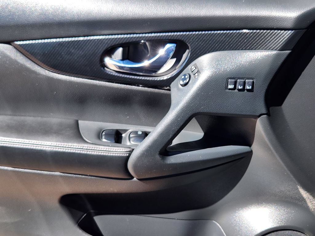 Used 2020 Nissan Rogue SL AWD/4WD image 14