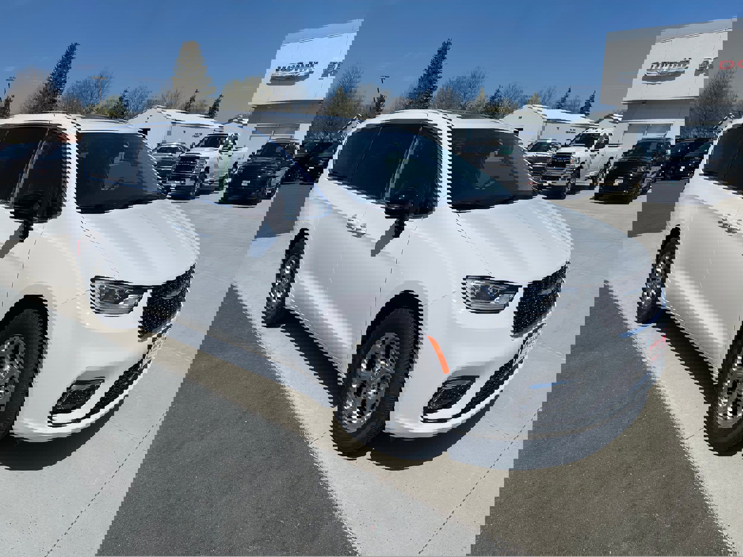 Used 2024 Chrysler Pacifica Limited w/ Trailer Tow Group