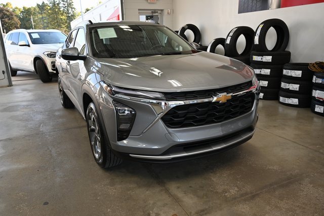 Used 2024 Chevrolet Trax LT w/ Driver Confidence Package image 3