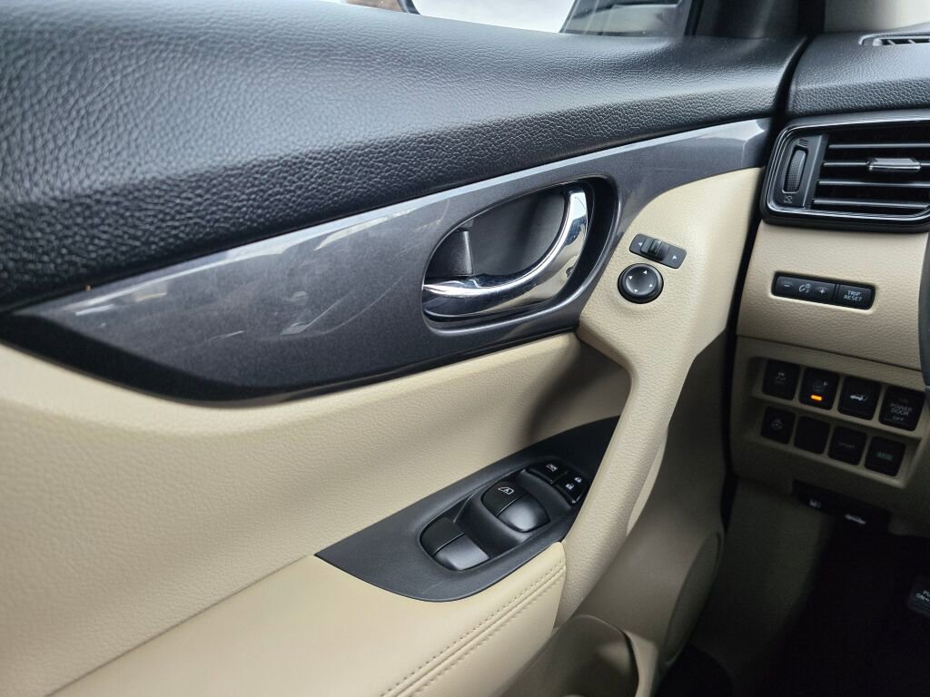 Used 2017 Nissan Rogue SV w/ SV Premium Package FWD image 29