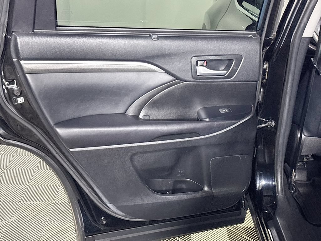 Used 2019 Toyota Highlander SE AWD/4WD image 18