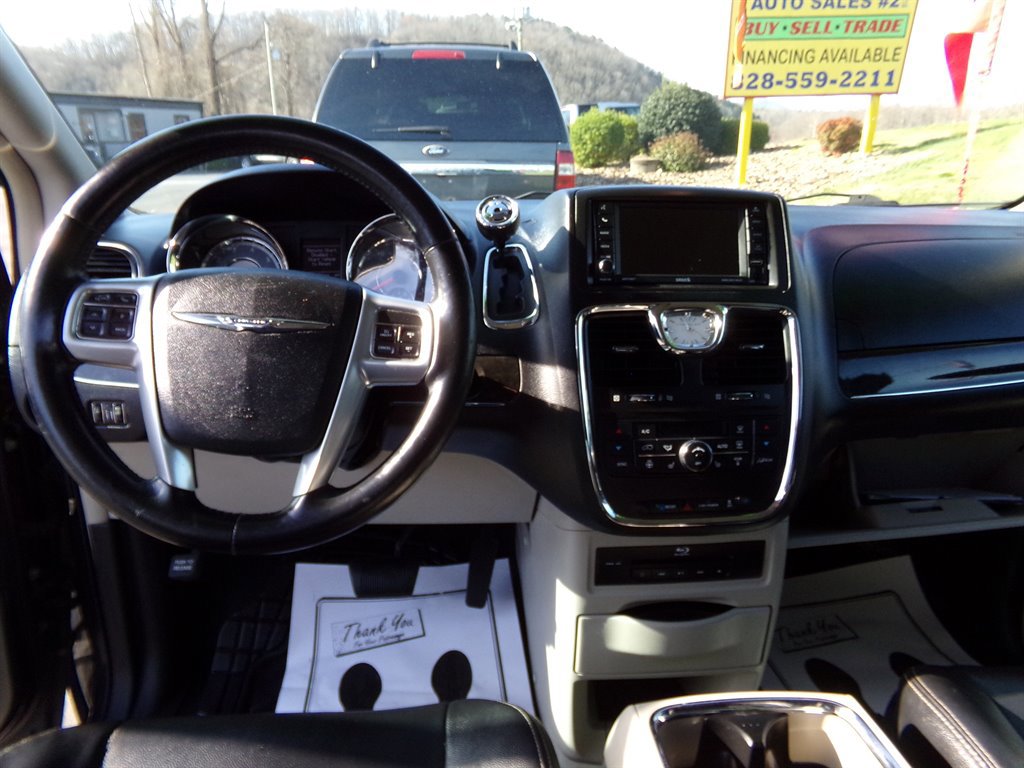 Used 2013 Chrysler Town & Country Touring-L w/ Driver Convenience Group image 5