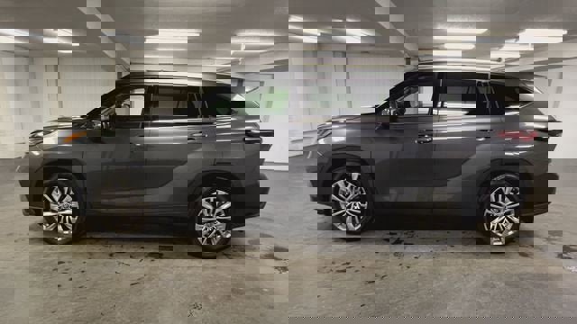 Used 2024 Toyota Highlander Platinum image 5