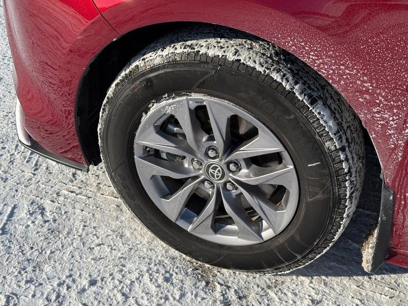 Used 2025 Toyota Sienna LE image 10