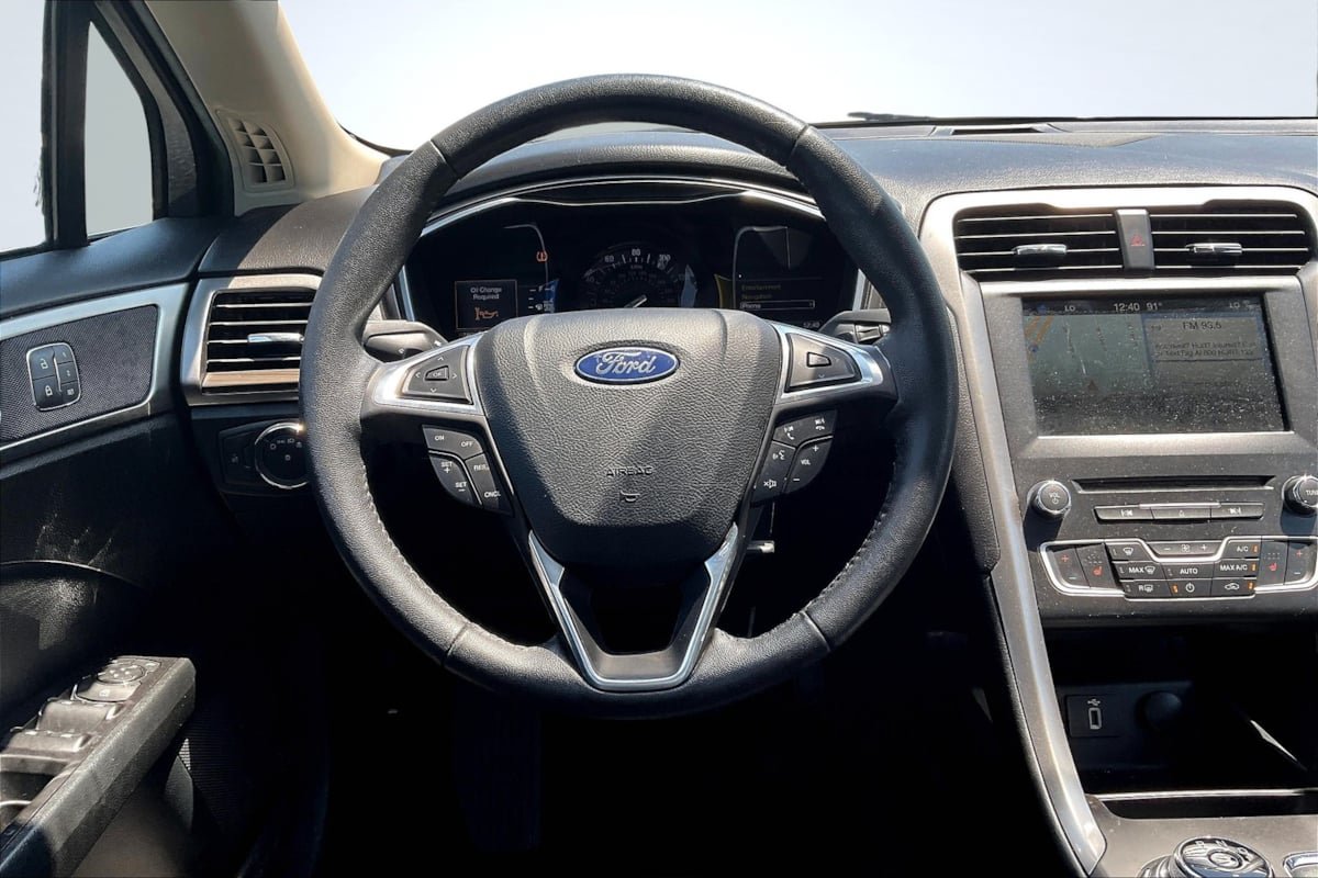 Used 2018 Ford Fusion SE w/ Fusion SE Technology Package FWD image 5