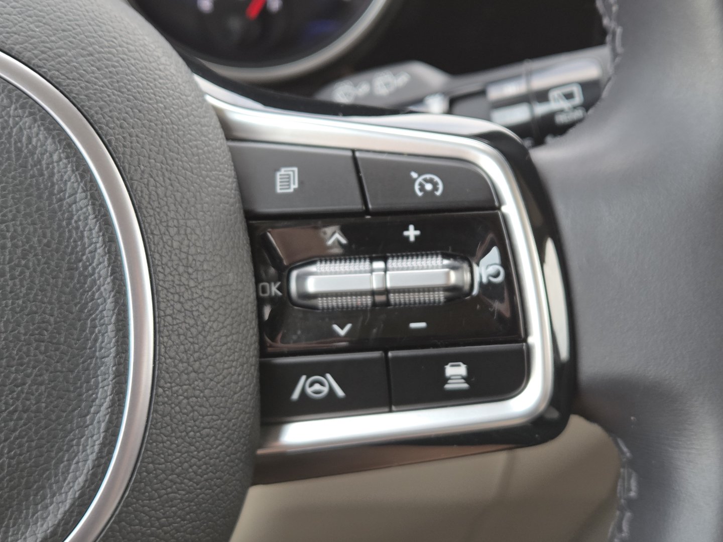 Used 2024 Kia Carnival EX FWD image 8