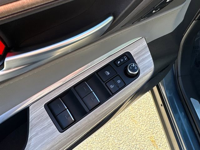 Used 2024 Toyota Venza XLE image 24