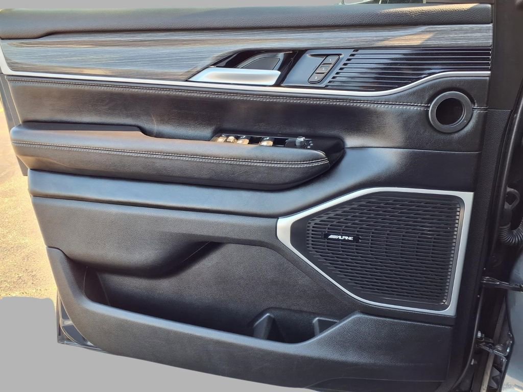 Used 2023 Jeep Wagoneer L Series II AWD/4WD image 17