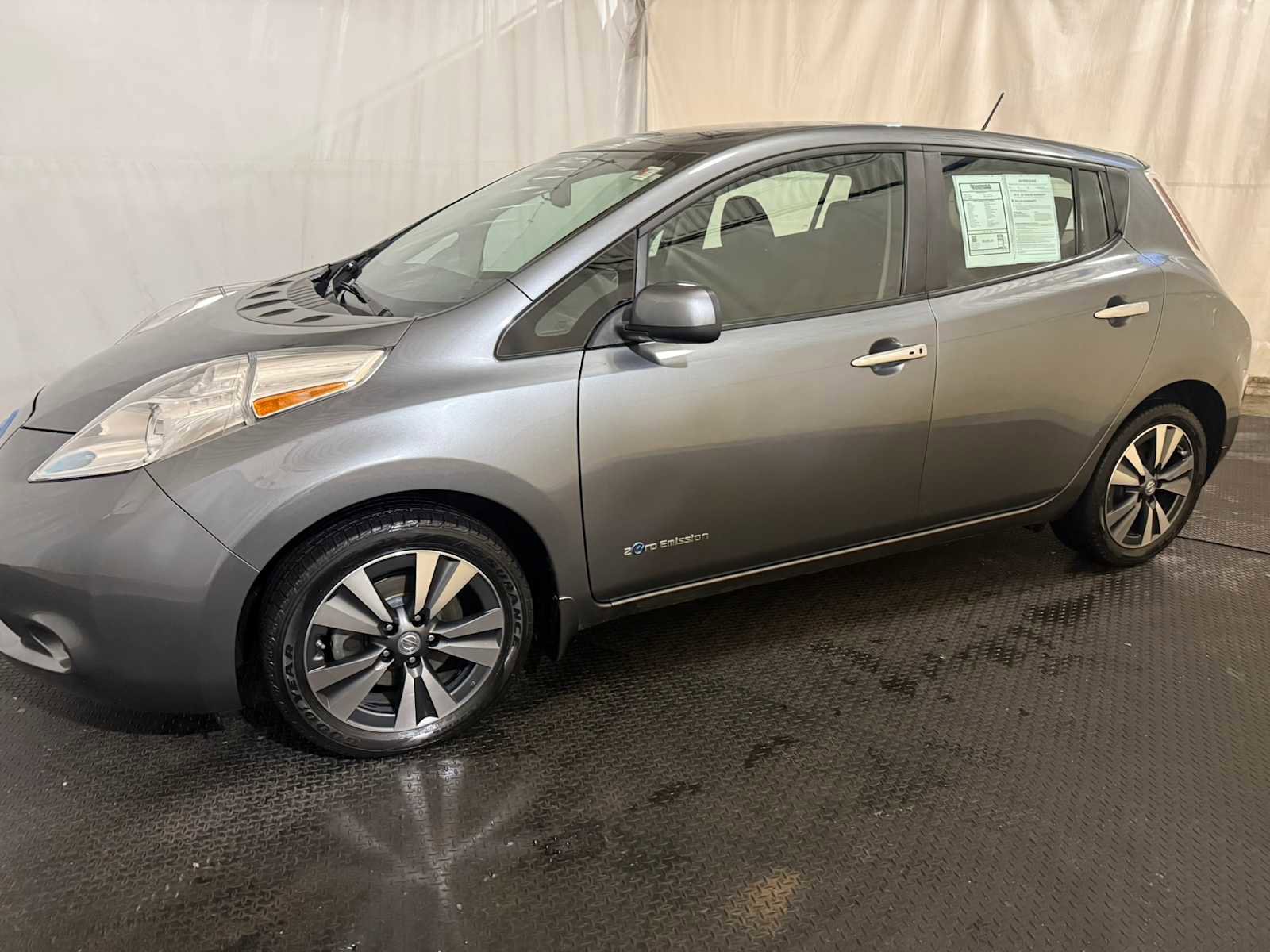 Used 2016 Nissan Leaf SV image 2