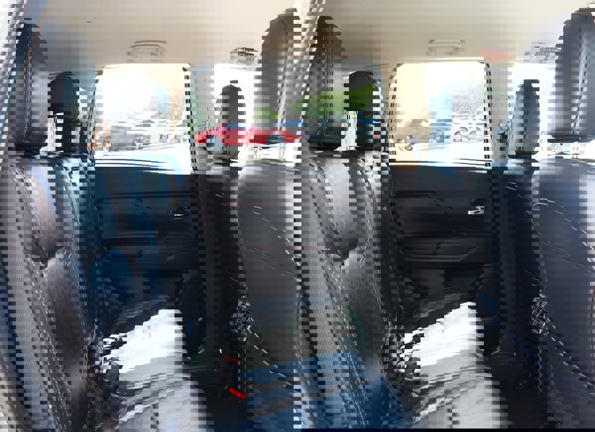 Used 2020 Mitsubishi Outlander SE image 29