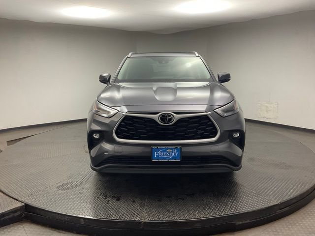 Used 2023 Toyota Highlander XLE AWD/4WD image 2