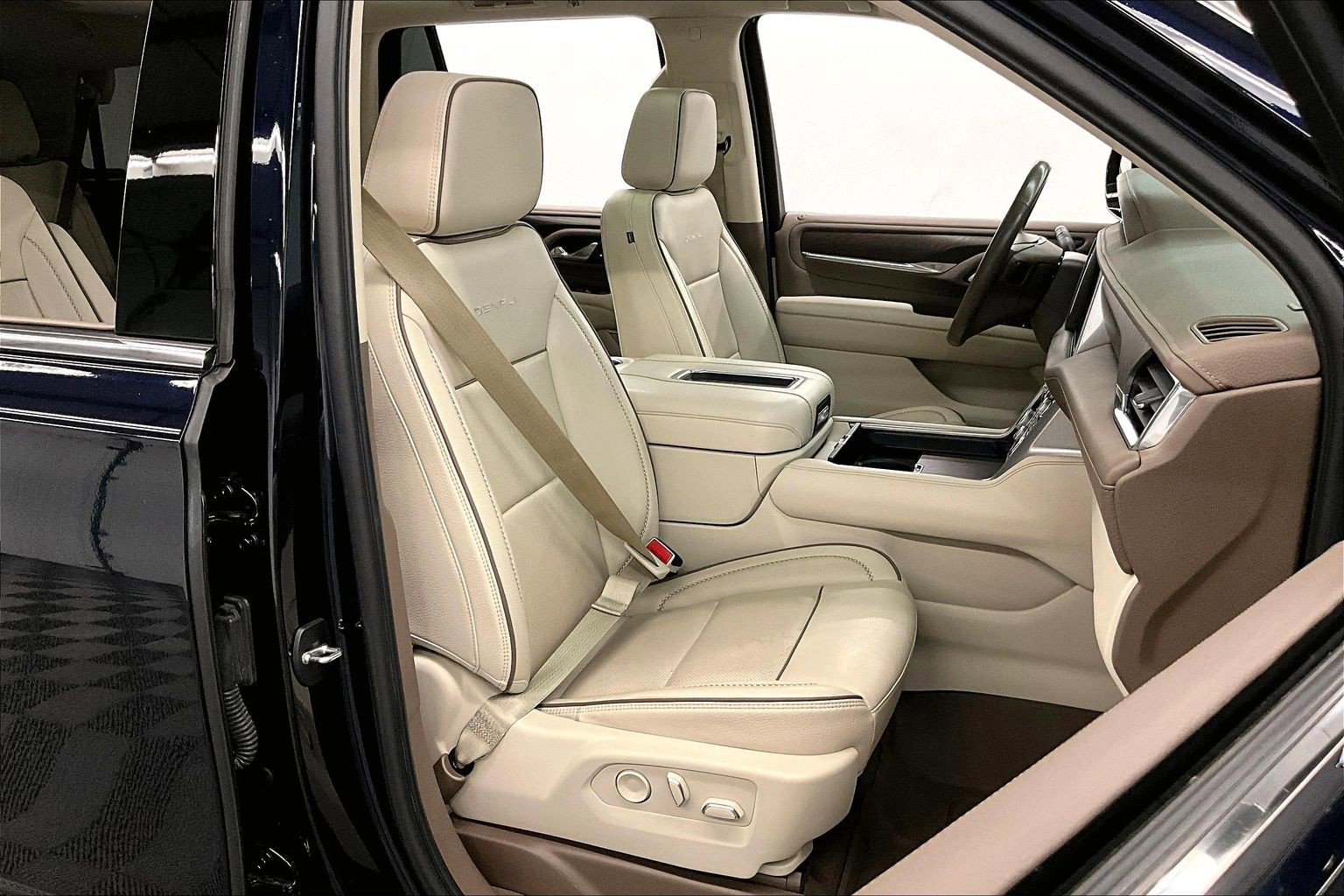 Used 2023 GMC Yukon Denali AWD/4WD image 8