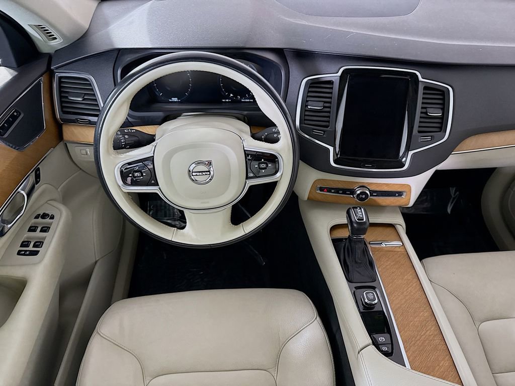 Used 2022 Volvo XC90 T6 Momentum w/ Climate Package image 3