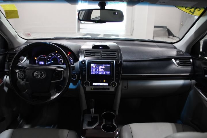 Used 2013 Toyota Camry XLE w/ Leather Pkg FWD image 2