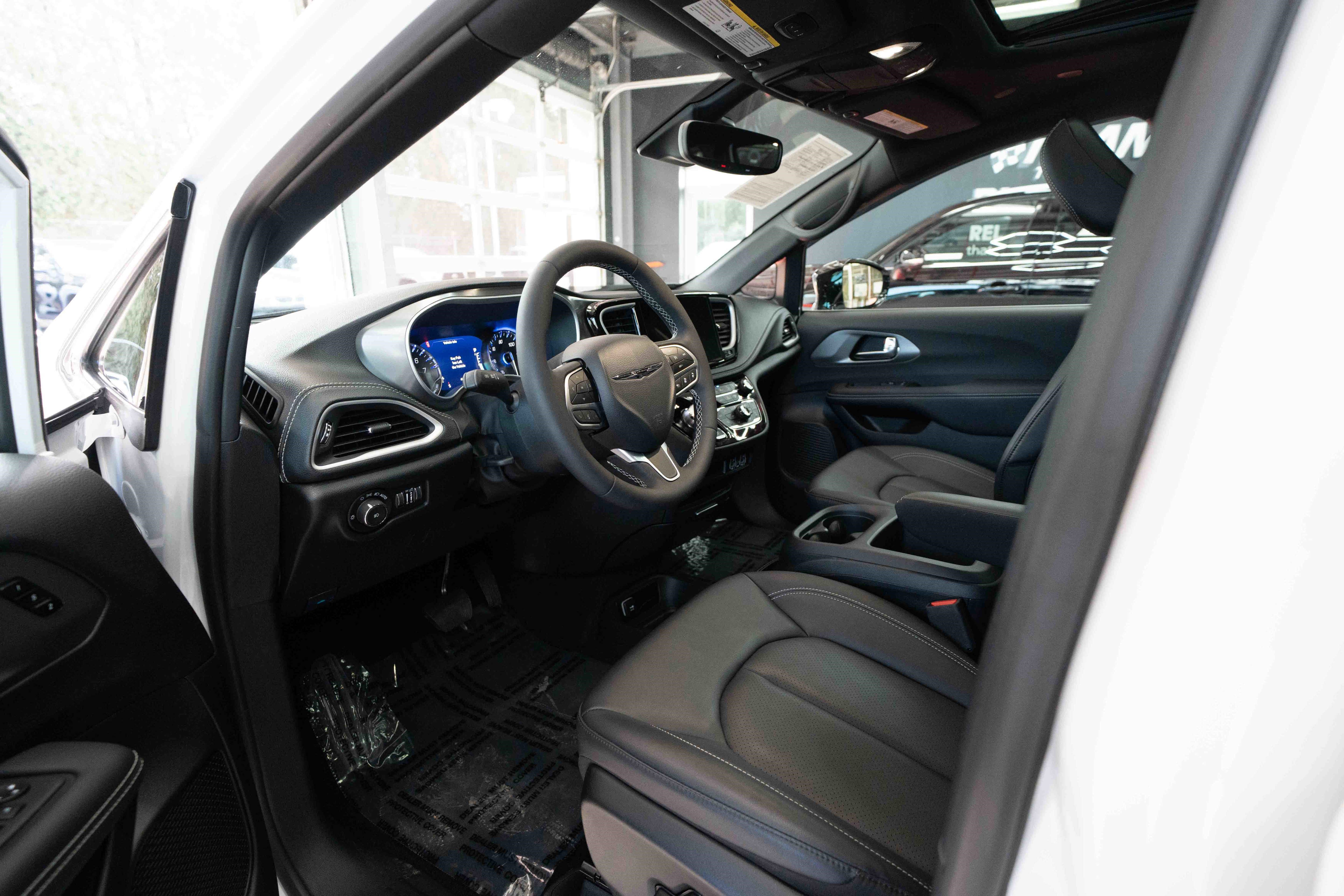 Used 2025 Chrysler Pacifica Select image 8