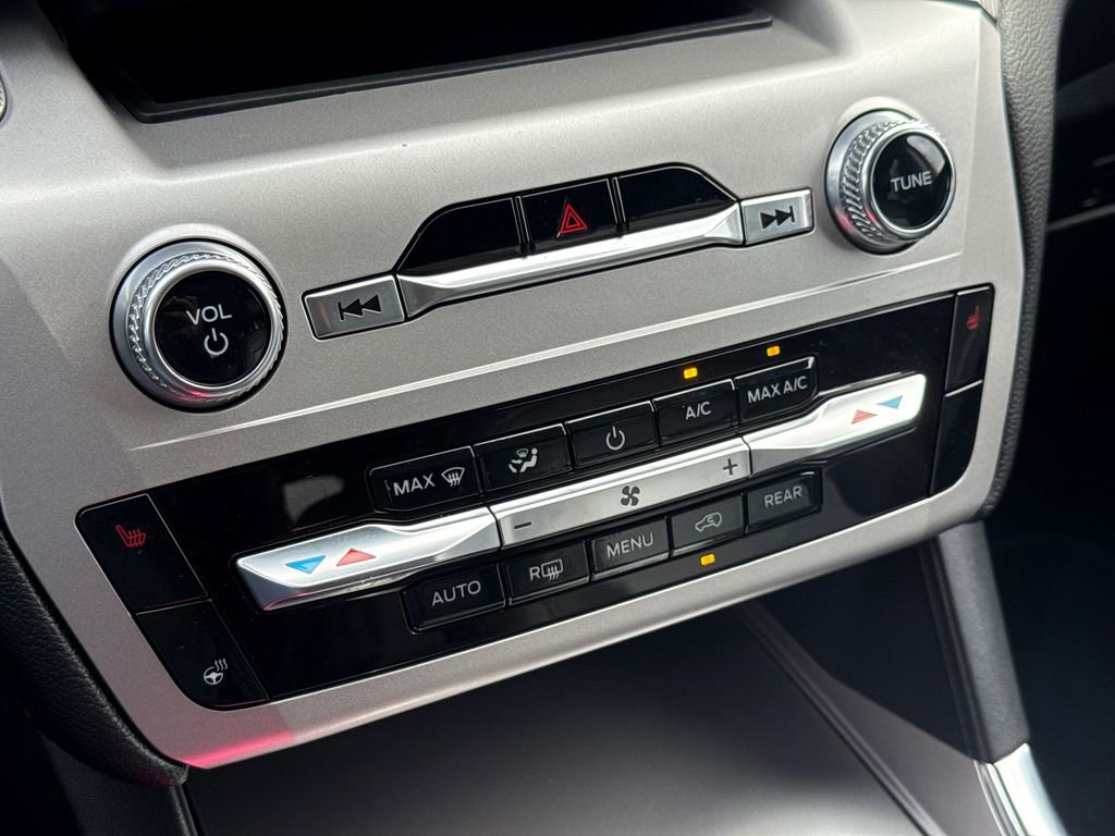 Used 2022 Ford Explorer XLT w/ Equipment Group 202A image 27