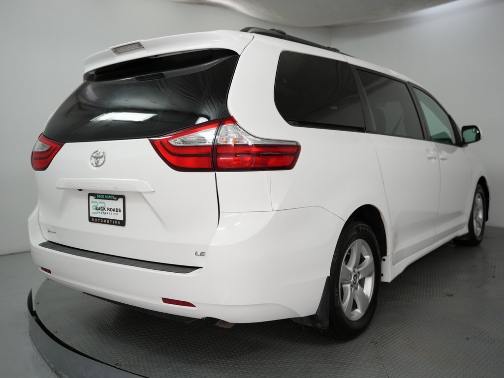 Used 2018 Toyota Sienna LE image 9