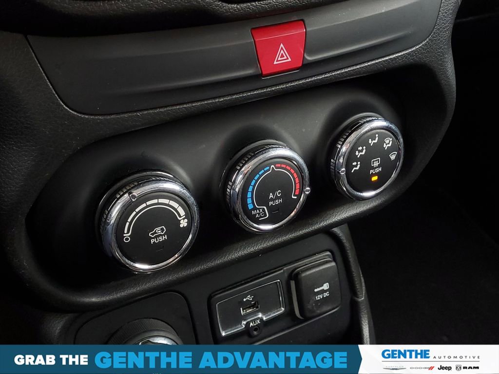 Used 2016 Jeep Renegade Latitude AWD/4WD image 17