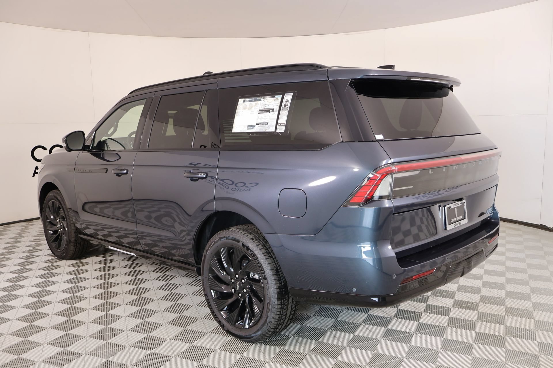 New 2025 Lincoln Navigator Reserve w/ Jet Appearance Package AWD/4WD image 24