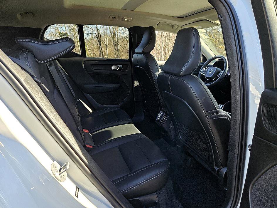 Used 2024 Volvo XC40 B5 Plus w/ Climate Package image 17