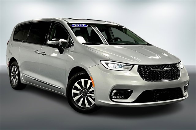 Used 2023 Chrysler Pacifica Limited image 1