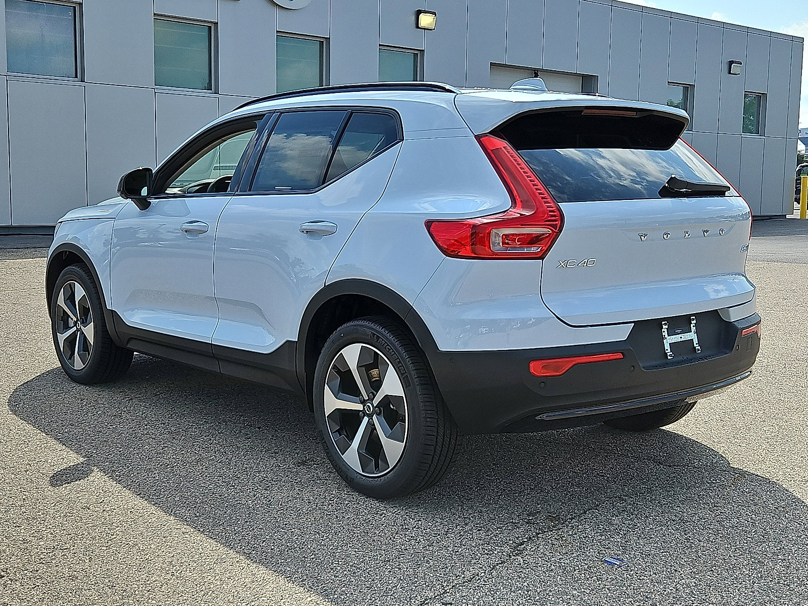 New 2026 Volvo XC40 B5 Plus w/ Protection Package Premier AWD/4WD image 4