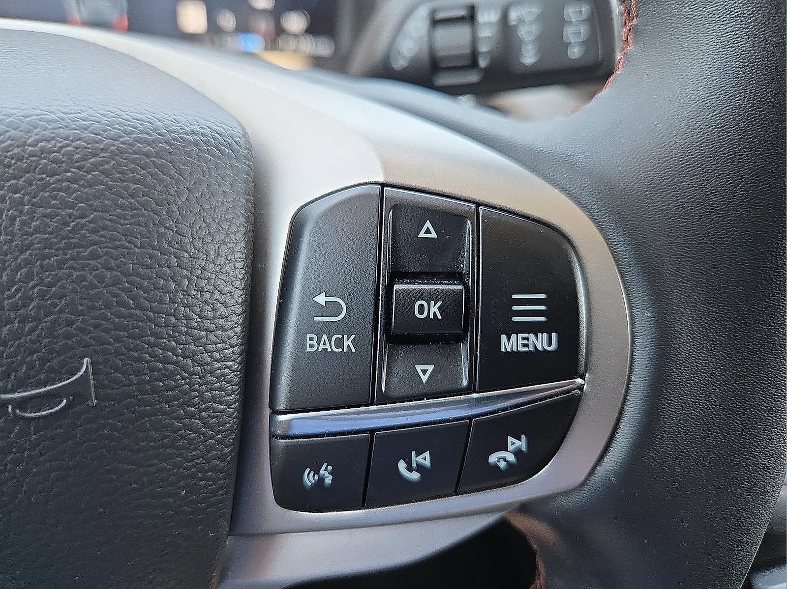Used 2025 Ford Explorer Active AWD/4WD image 19