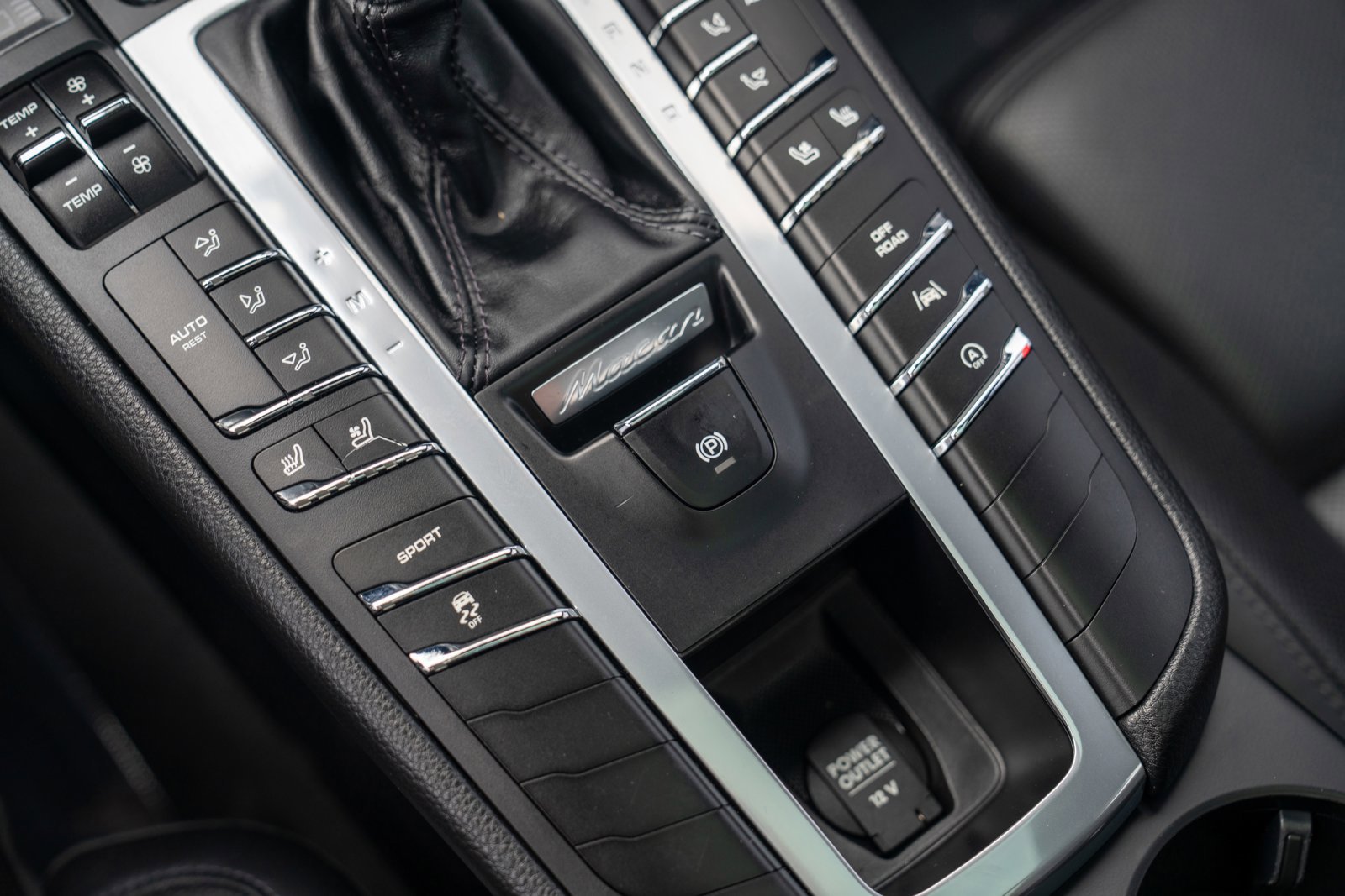 Certified 2018 Porsche Macan AWD/4WD image 19