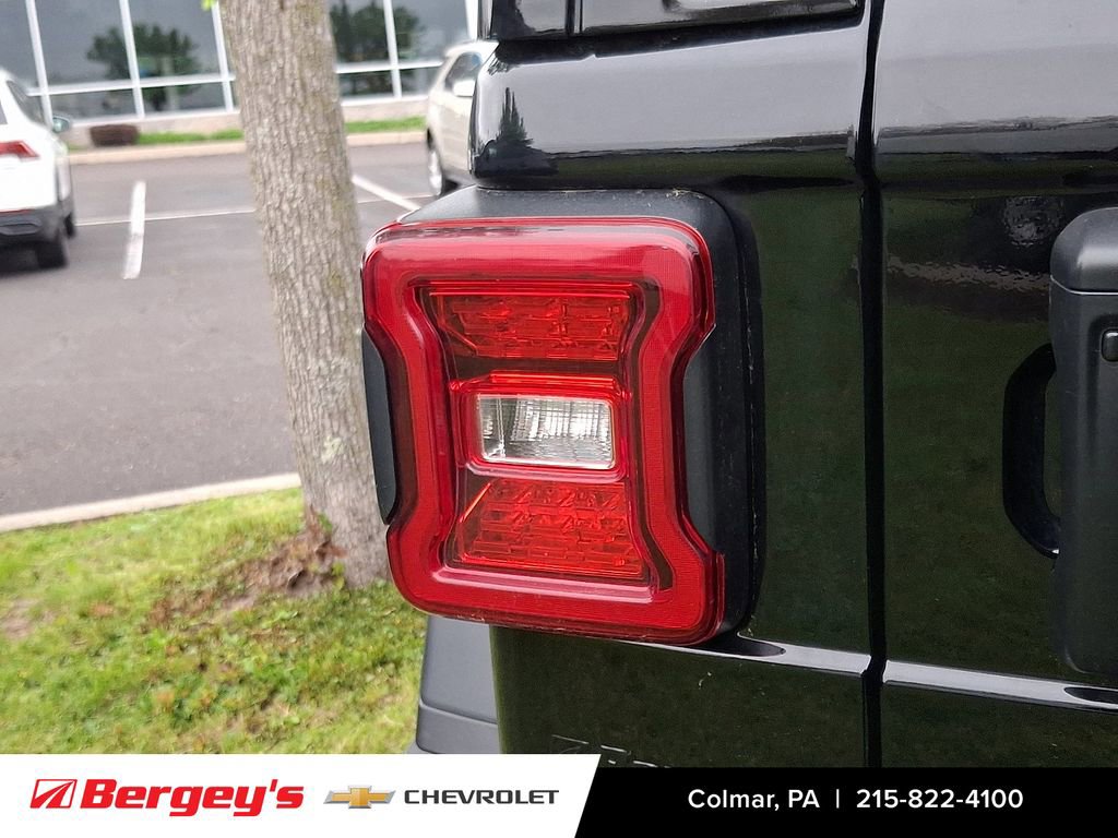 Used 2025 Jeep Wrangler Unlimited Rubicon AWD/4WD image 29