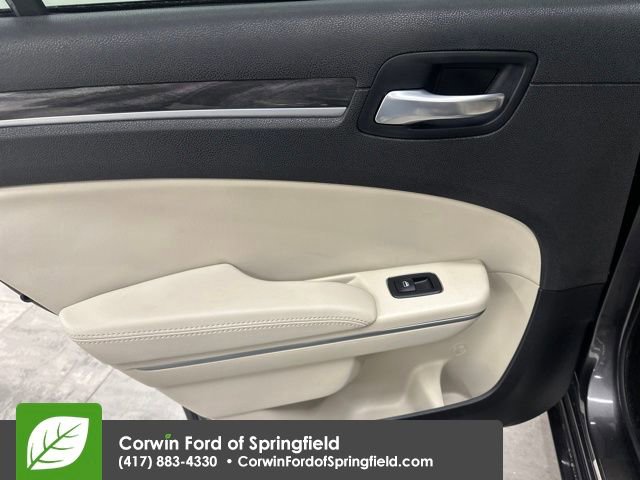 Used 2022 Chrysler 300 Touring w/ Sport Appearance Package image 18
