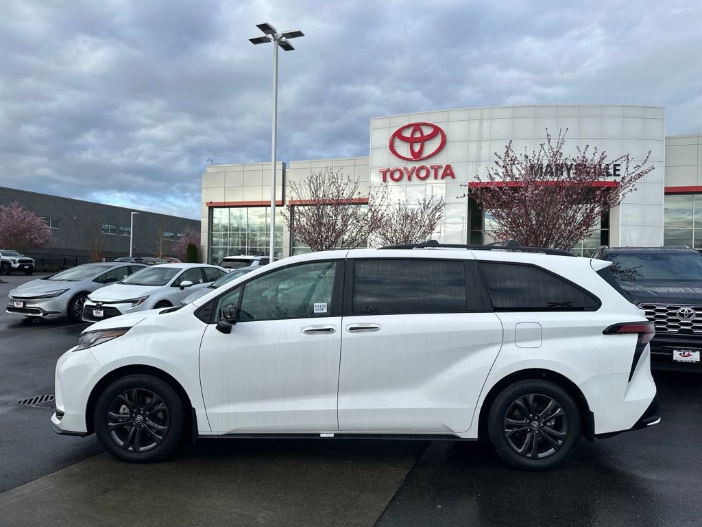 Used 2025 Toyota Sienna XSE w/ XSE Plus Package image 2