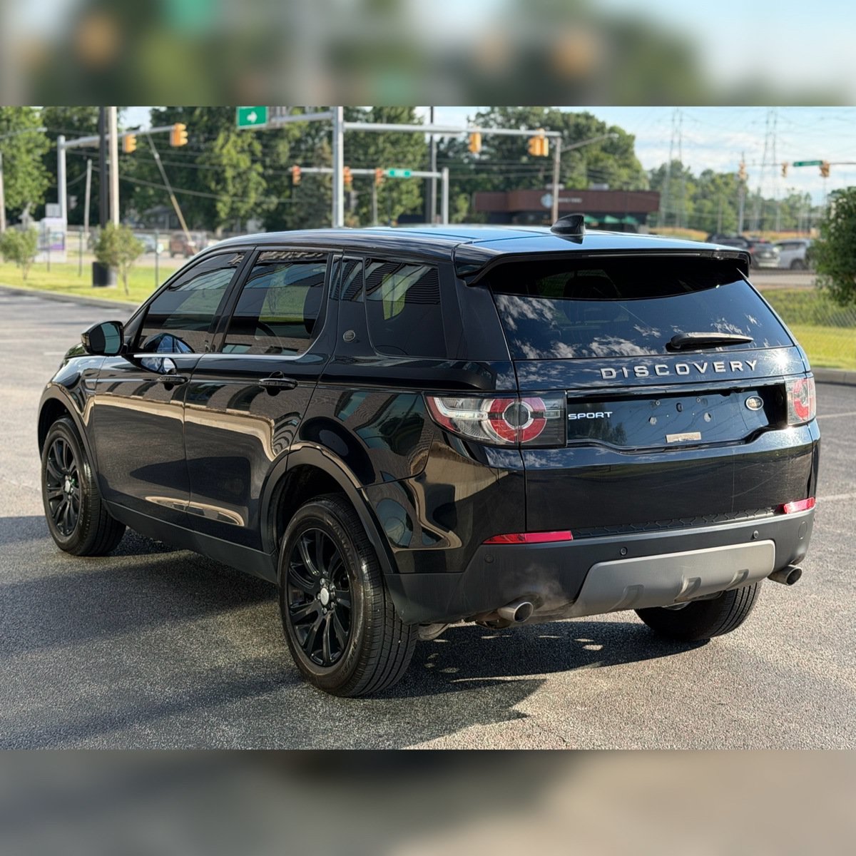 Used 2017 Land Rover Discovery Sport SE AWD/4WD image 3