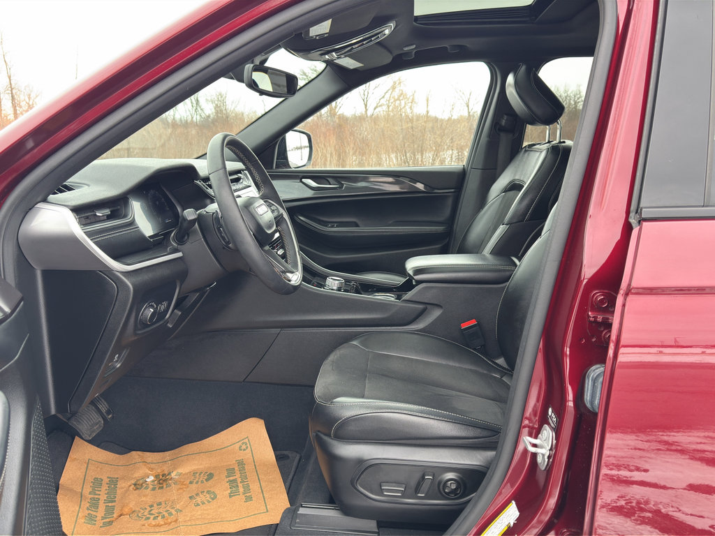 Used 2023 Jeep Grand Cherokee Altitude image 13